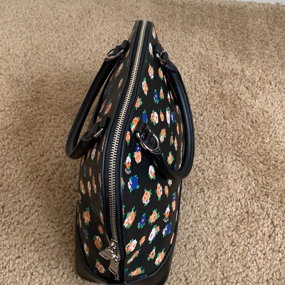 Coach - Picture 4 of 9